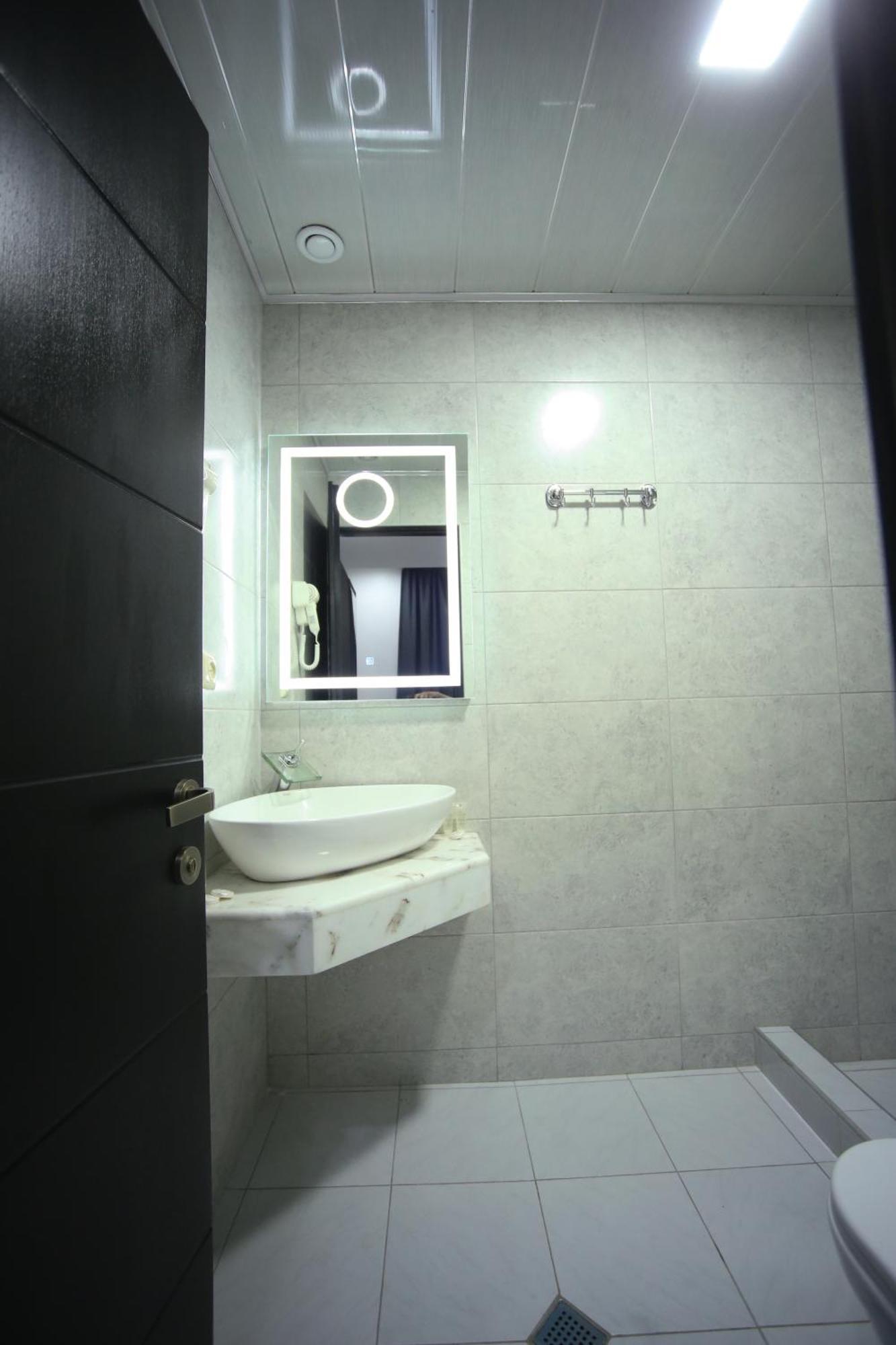 West Tower Hotel Кутаїсі Екстер'єр фото
