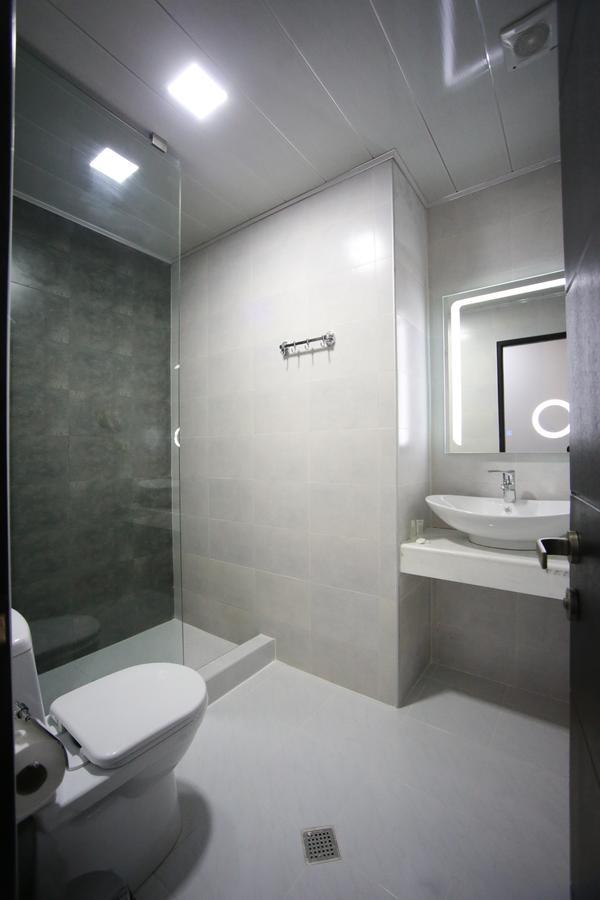 West Tower Hotel Кутаїсі Екстер'єр фото