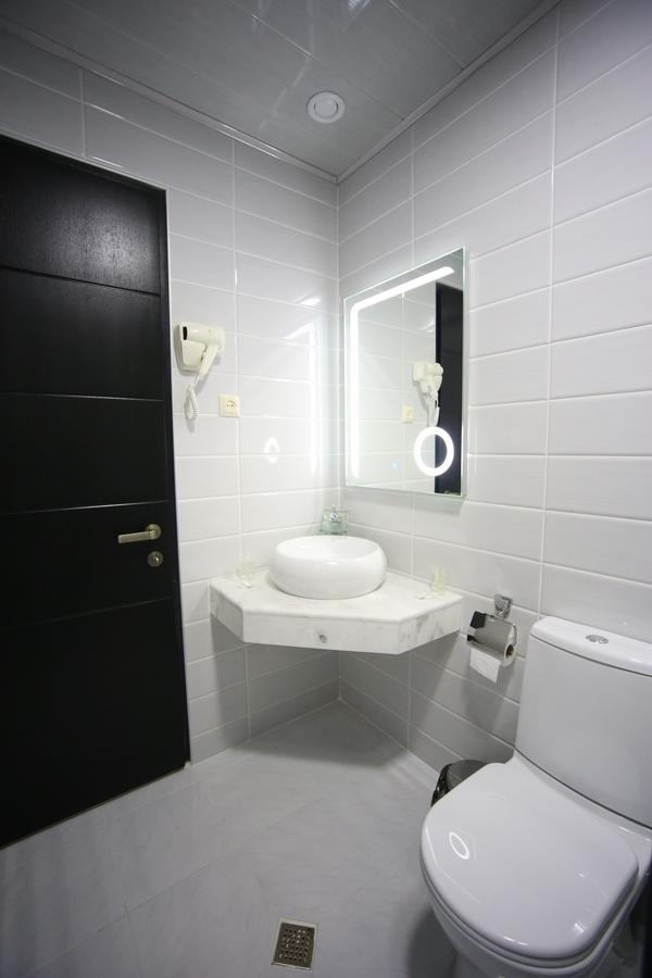 West Tower Hotel Кутаїсі Екстер'єр фото